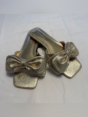 NEW women's studio F gold bow sandals size 5 US  US 35 Eur
